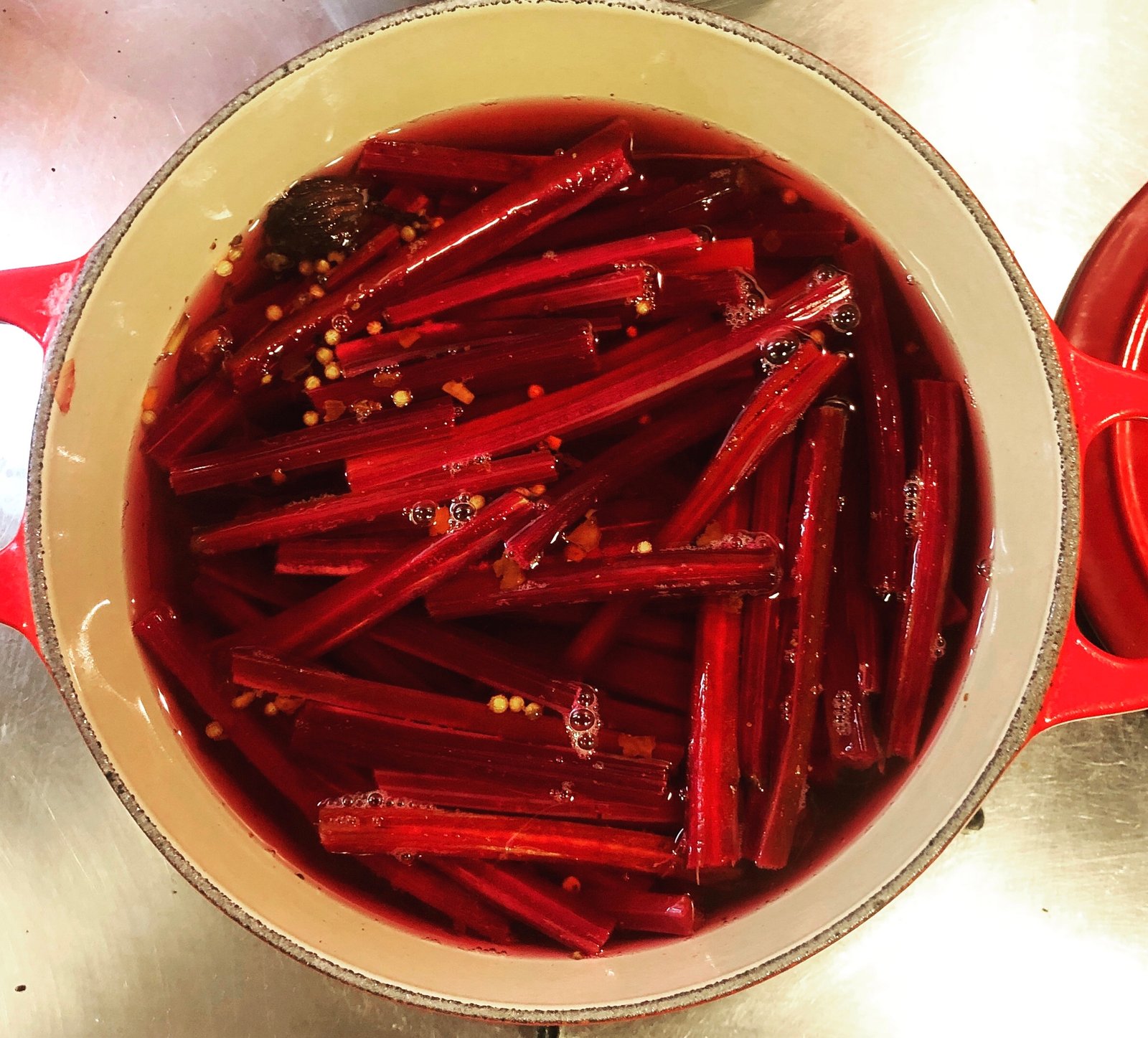 Pickles de tallos de remolacha. Comer todo