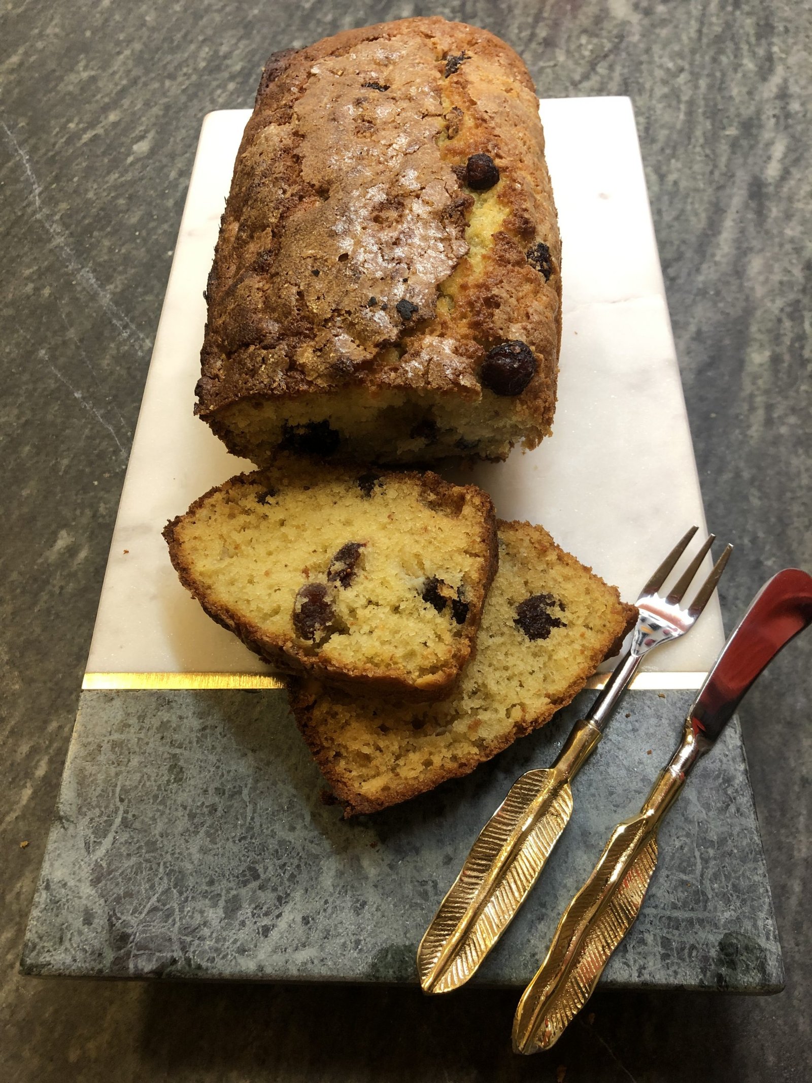 Budín de chocolate blanco y frutos rojos