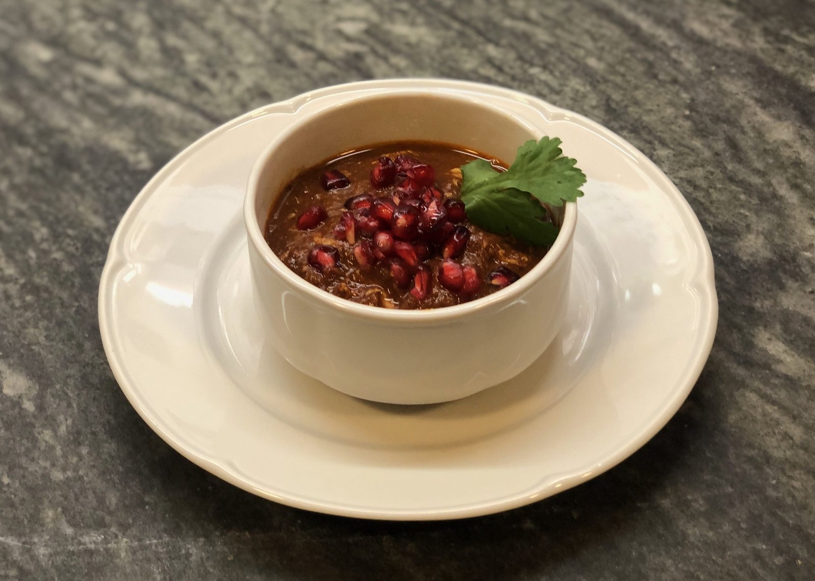 Mole con pollo y granada. Y viva México