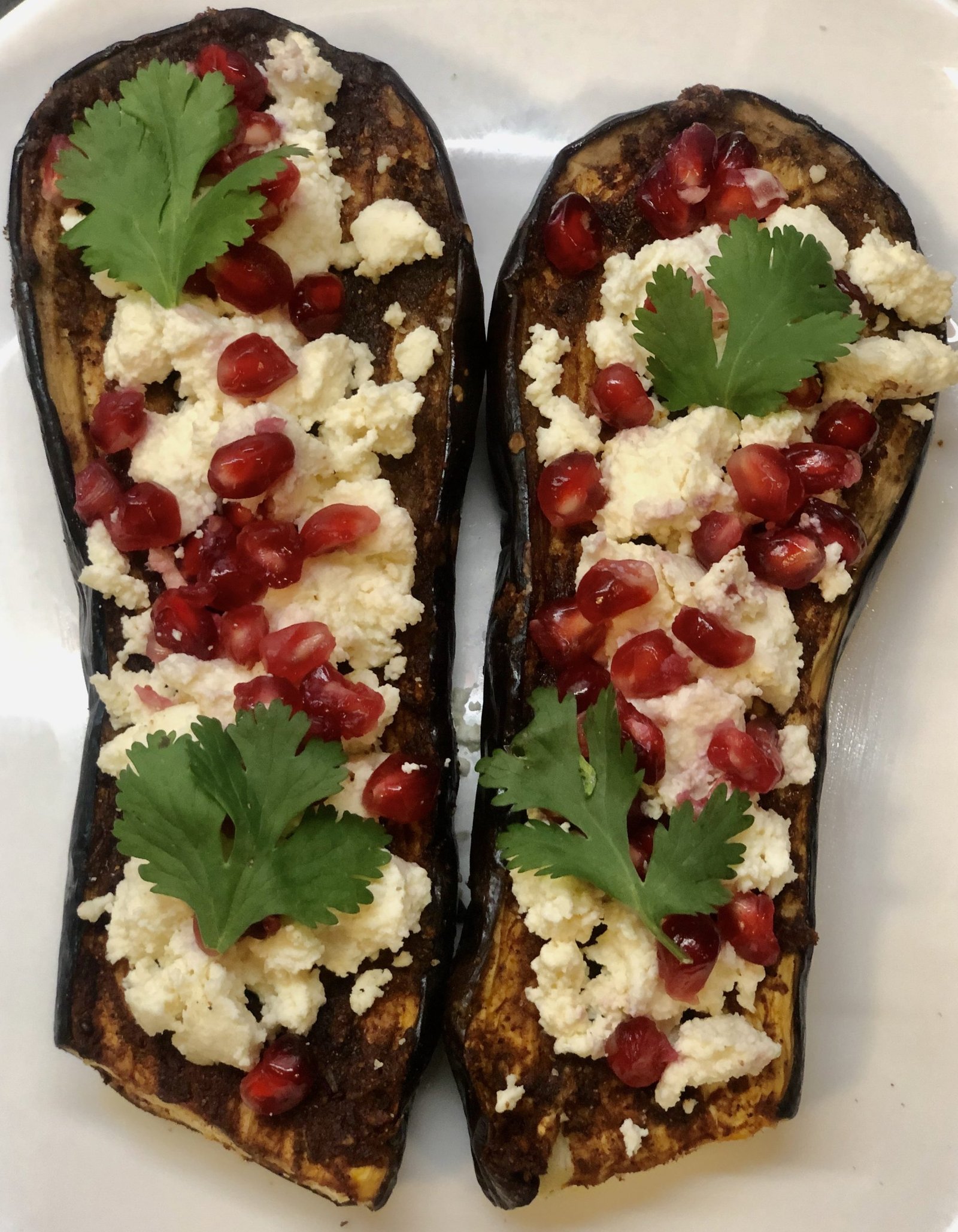 Berenjenas especiadas, ricota casera y granada. Bomba