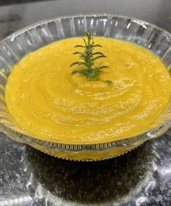 Sopa de zanahorias, tomillo, cebollas y ajos asados