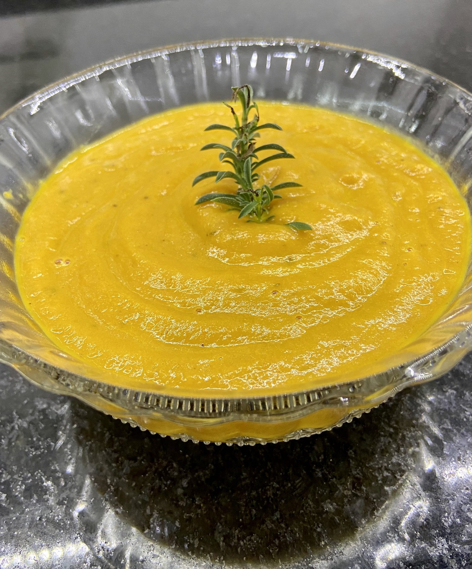 Sopa de zanahorias, tomillo, cebollas y ajos asados