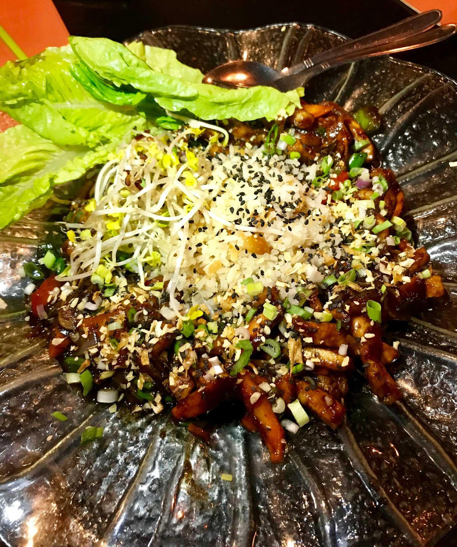 Wraps de lechuga con pollo especiado