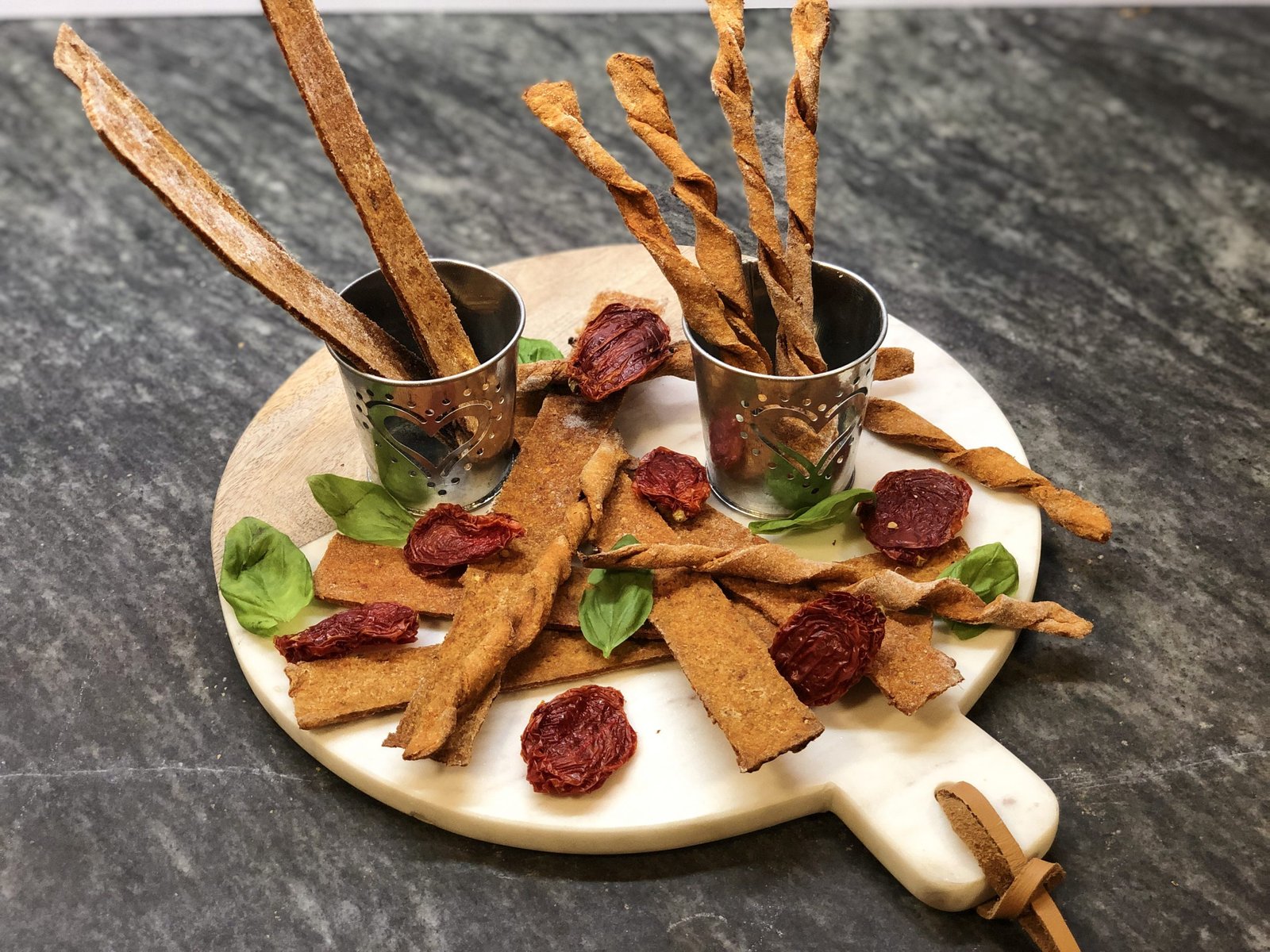 Tablitas integrales de albahaca y tomates secos