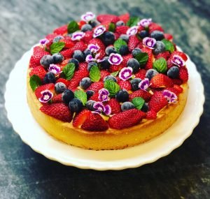 Tarta de frutillas y arándanos con diplomata y amor