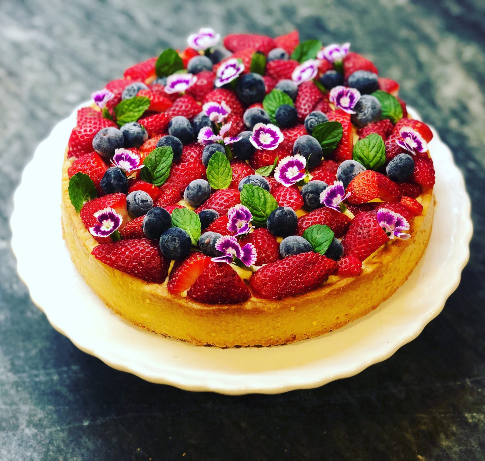 Tarta de frutillas y arándanos con diplomata y amor