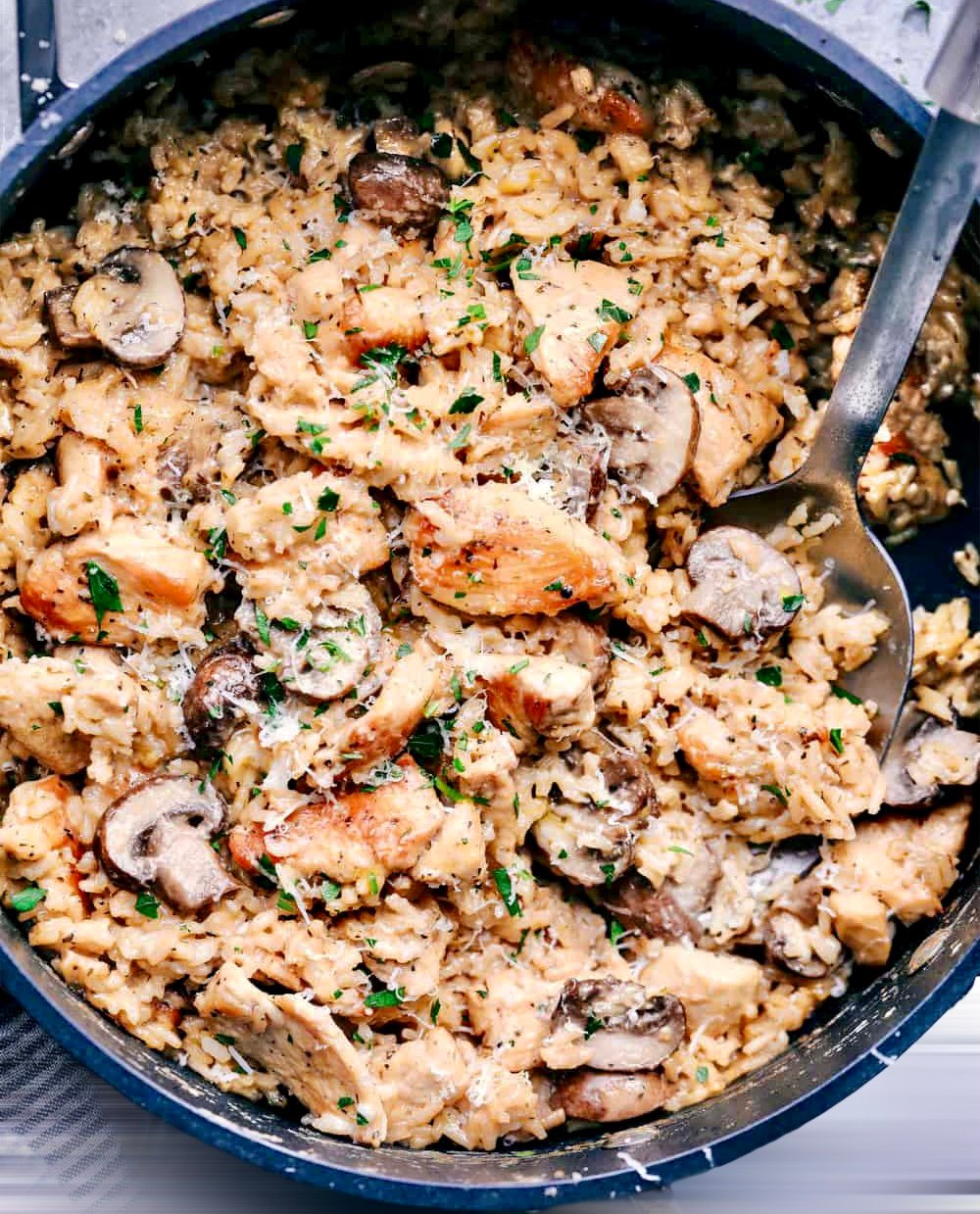 Pollo Parmesano Cremoso con Arroz y Champignones